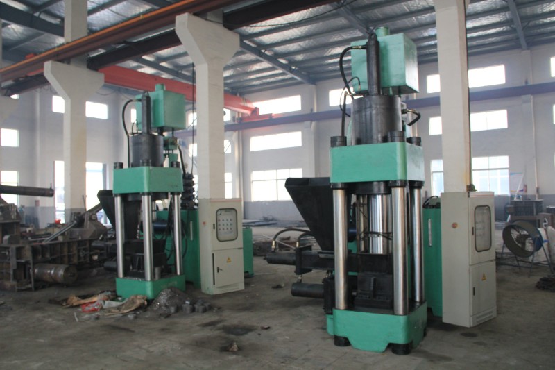 Vertical Metal Baler